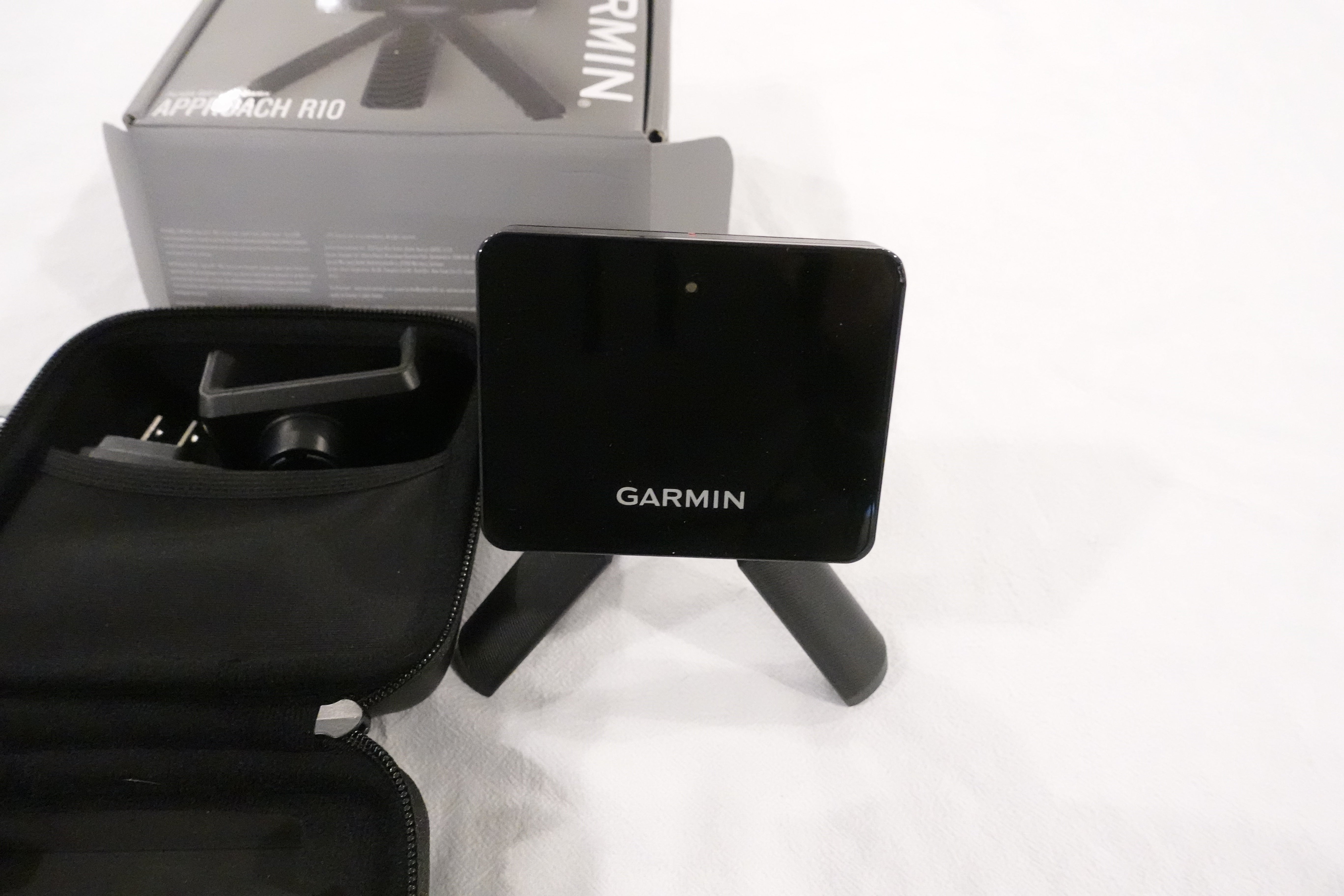 Used Garmin R10 Launch Monitor with Adjustable Garmin R10 stand